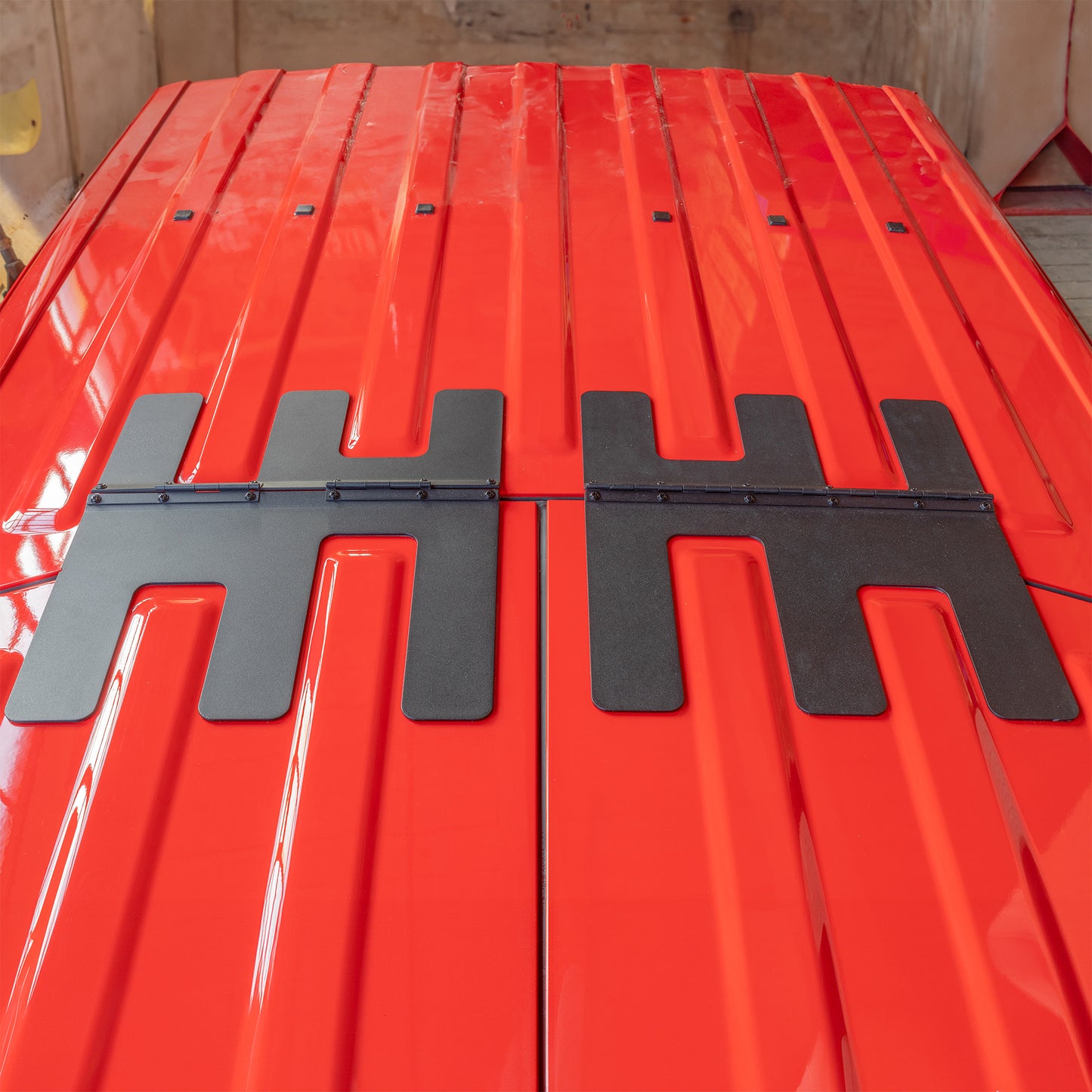 Overview of EZ FlipTop hinges with Freedom Panels closed on Jeep Gladiator, showing low-profile design and secure fitment.